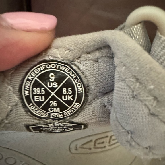 Keen water shoes/sneakers with back Velcro close - Picture 3 of 4